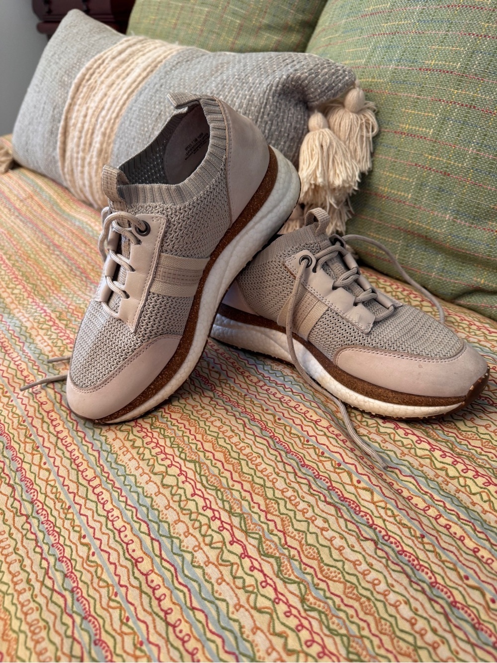 OTBT Women's Speed Sneaker 10209 ( size 7.5 ) Sleek Comfy Cushioned